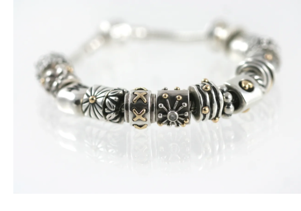 Elegant Silver Daisy-Cut Bracelet: Sparkling Stone Design