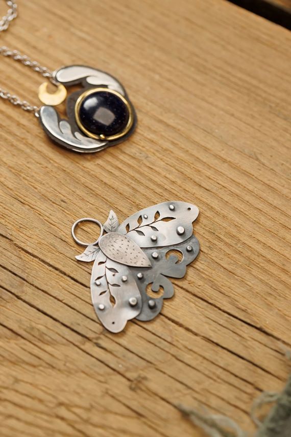 Majestic Silver-Finish Leaf Motif Pendant | PEARLOS