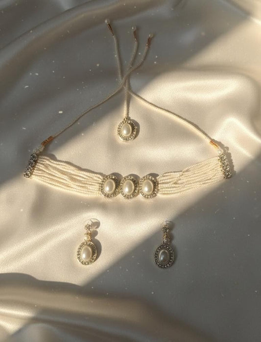 Elegant Pearl Choker Necklace Set with Oval Stud Earrings & Maang Tikka – Timeless Bridal Grace